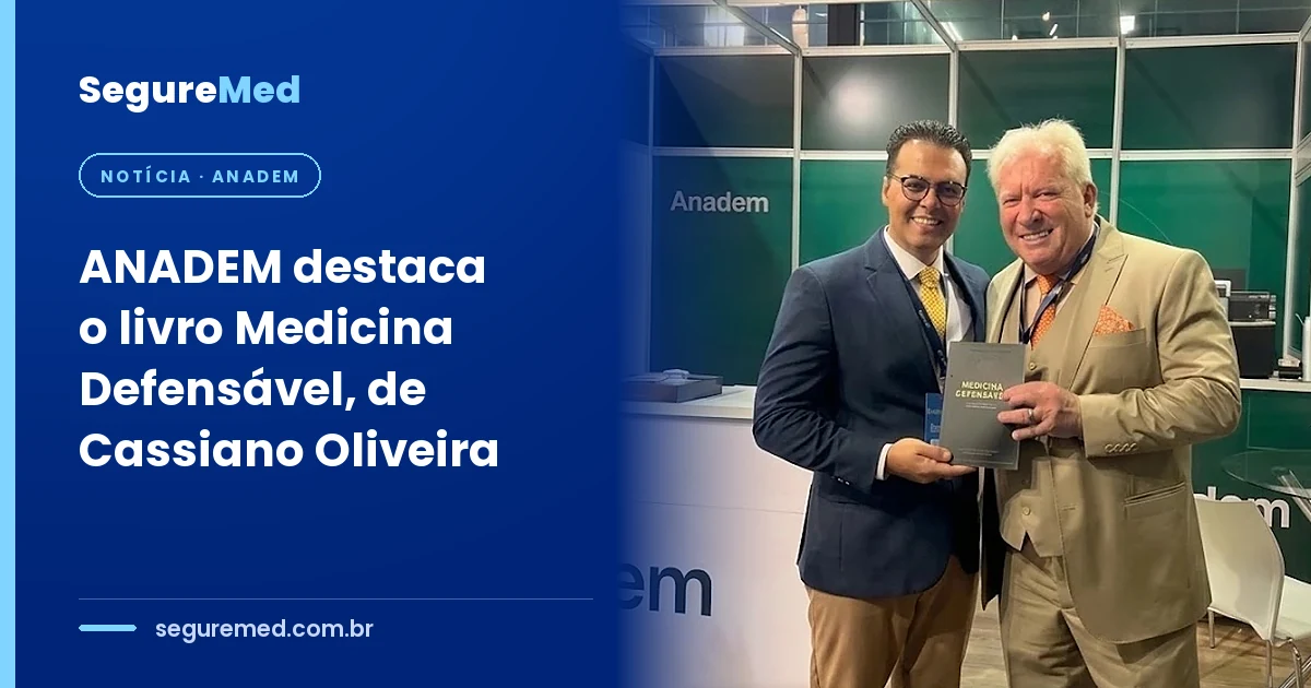 Cassiano Oliveira, conselheiro jurídico e científico da ANADEM, com o livro Medicina Defensável ao lado do Dr. Raul Canal, presidente da entidade