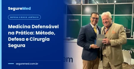 Cassiano Oliveira e o Dr. Raul Canal, presidente da ANADEM, com o livro Medicina Defensável no 26º Congresso da SBCBM