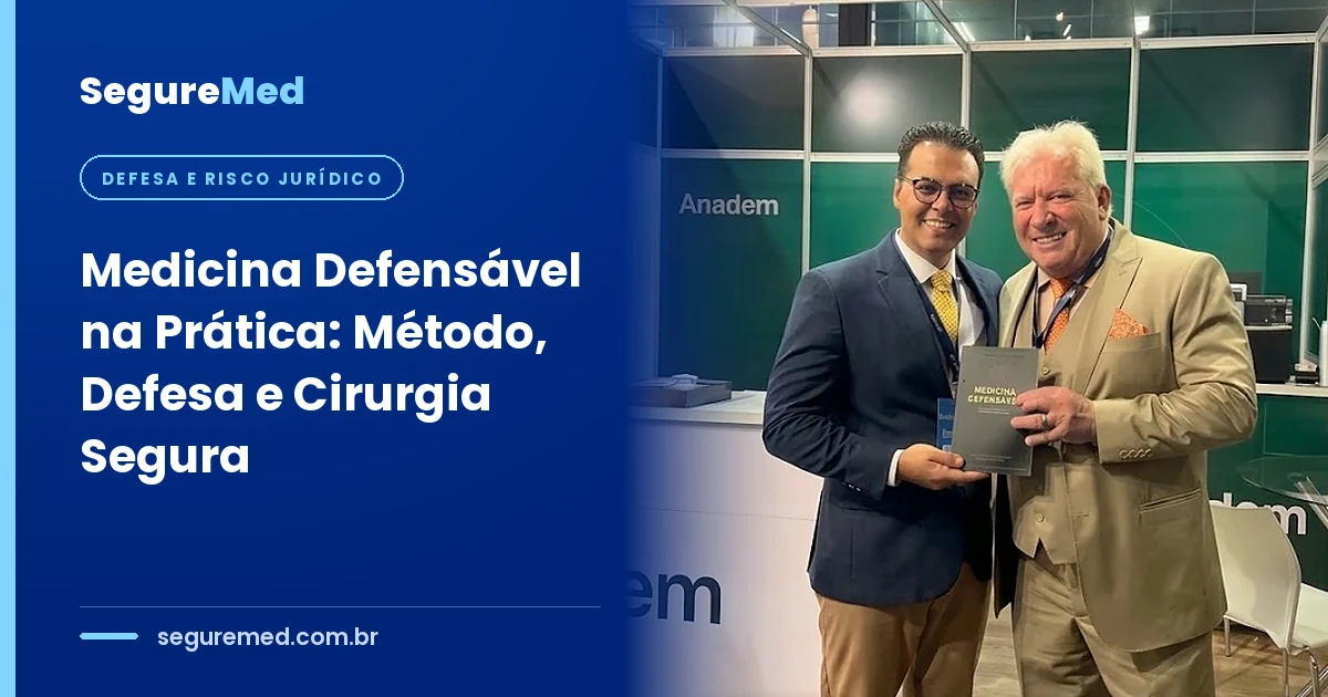 Cassiano Oliveira e o Dr. Raul Canal, presidente da ANADEM, com o livro Medicina Defensável no 26º Congresso da SBCBM